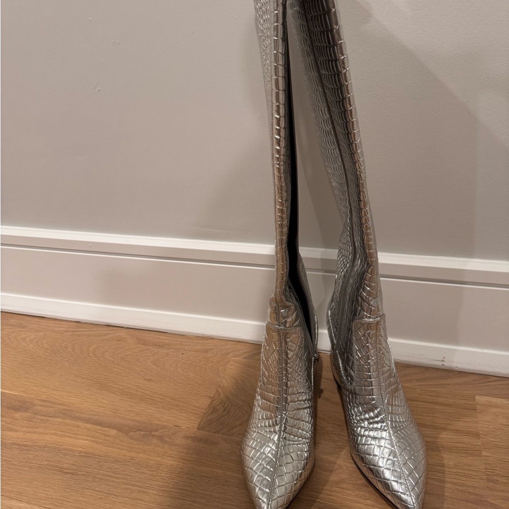 Marc Fisher Silver Snakeskin Knee-High Boots – Size 6
🔥🔥🔥 festival vibes - Picture 7 of 13